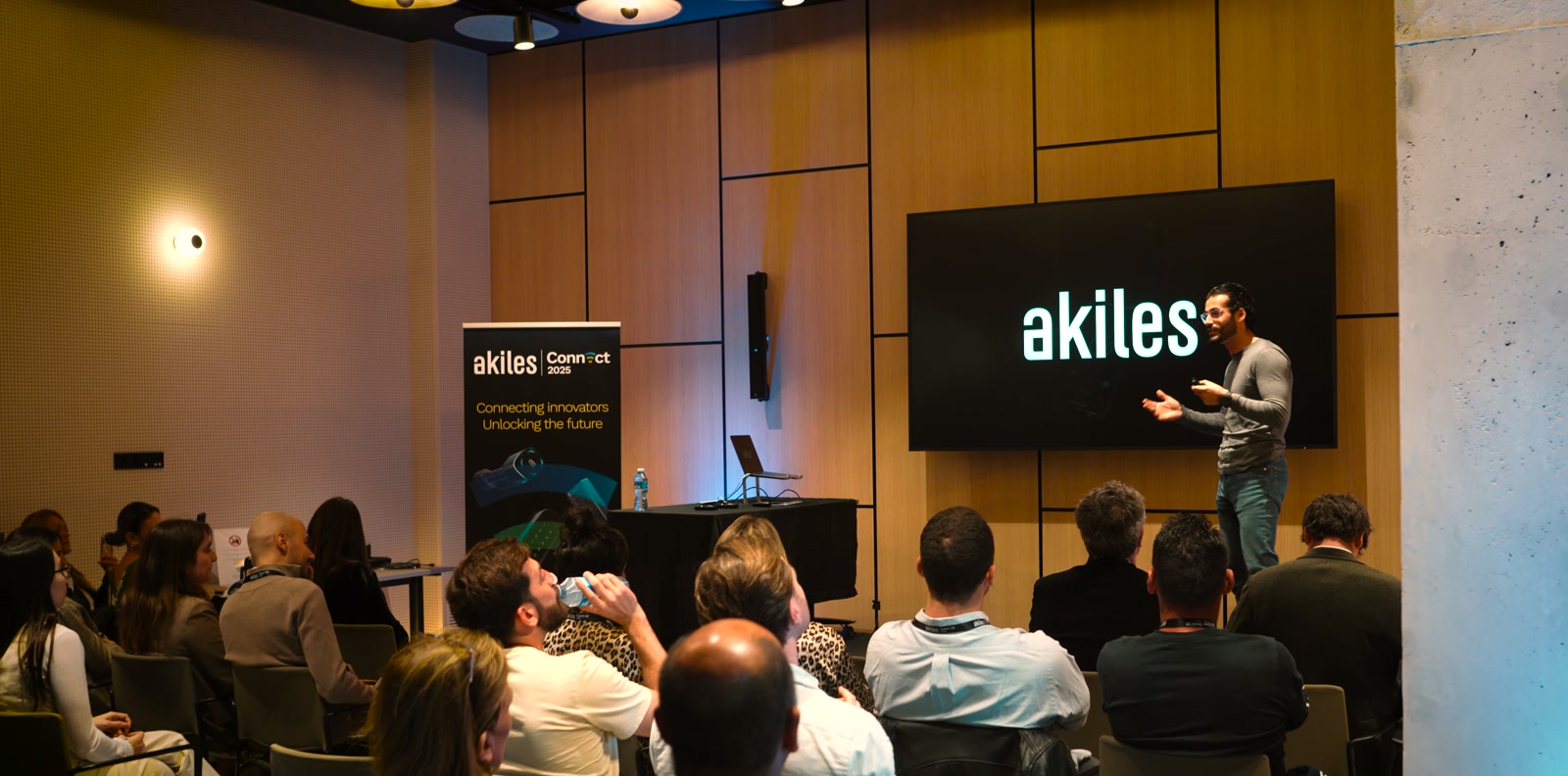 Escenario, ponente y asistentes de Akiles Connect