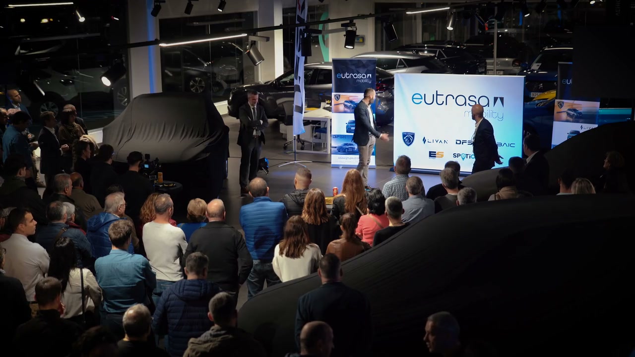 Presentación de EUTRASA con portavoces, marca y público en el mismo espacio