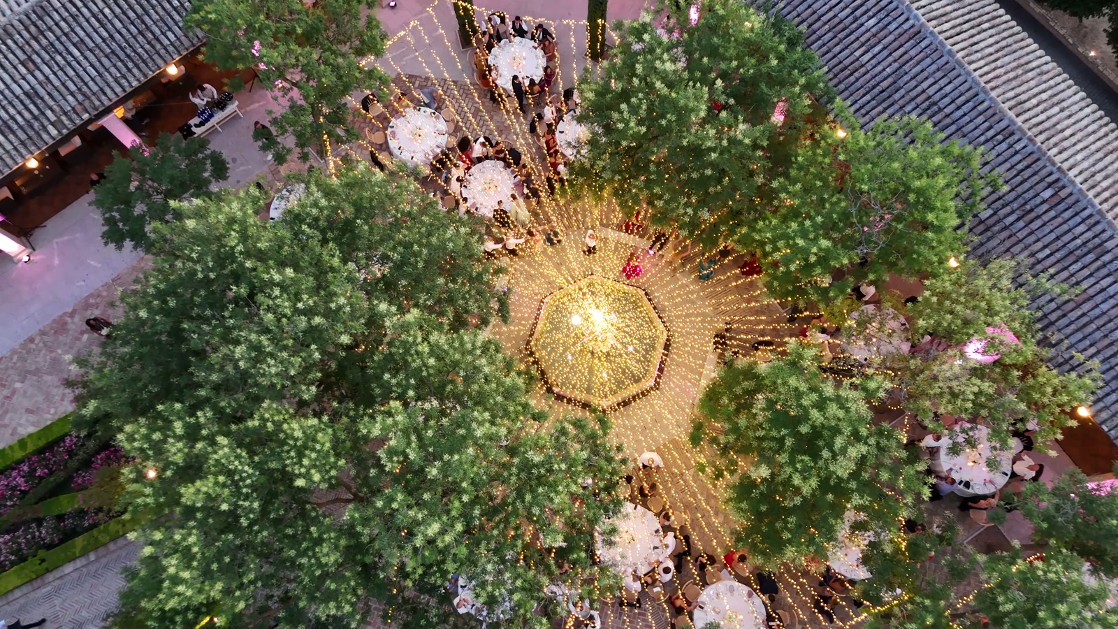 Vista aérea de la celebración de Suso y Marieta entre árboles y mesas iluminadas