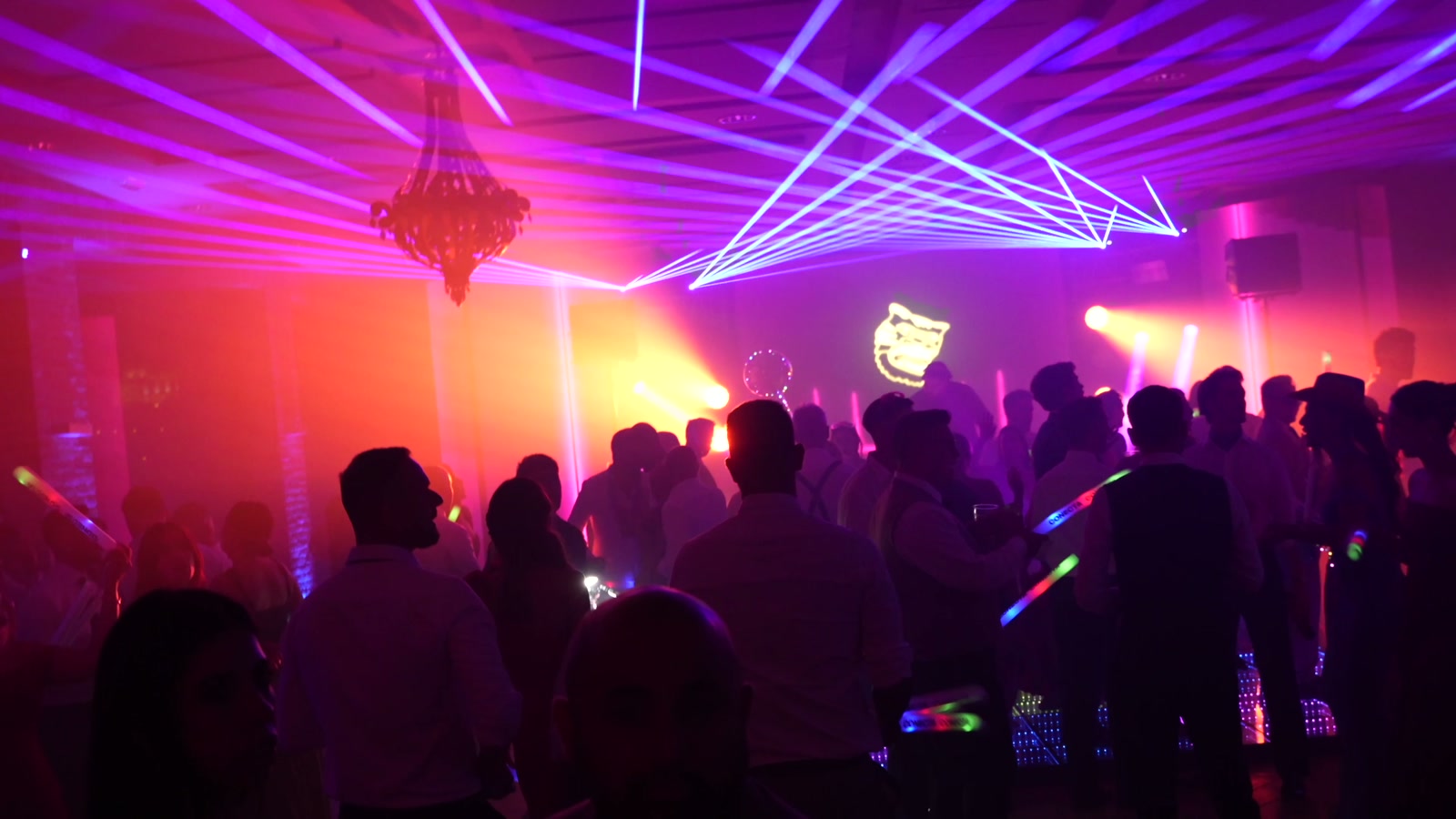 Luces y público en la celebración de Suso y Marieta