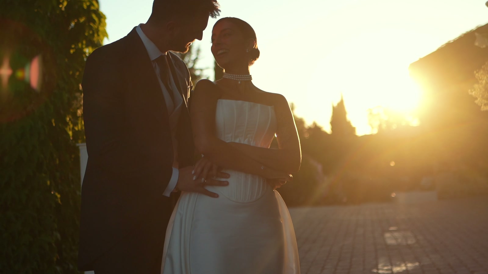 Los novios a contraluz al atardecer